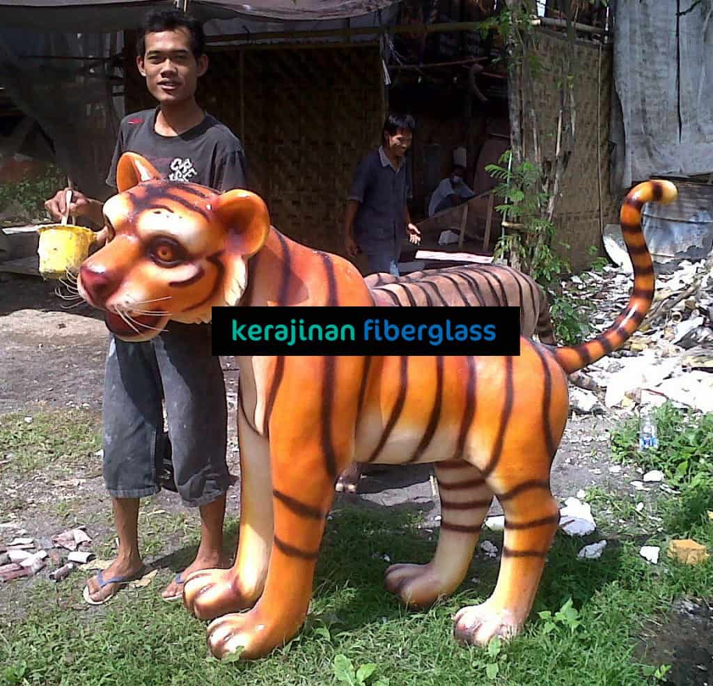 Patung Fiber Harimau Tegak