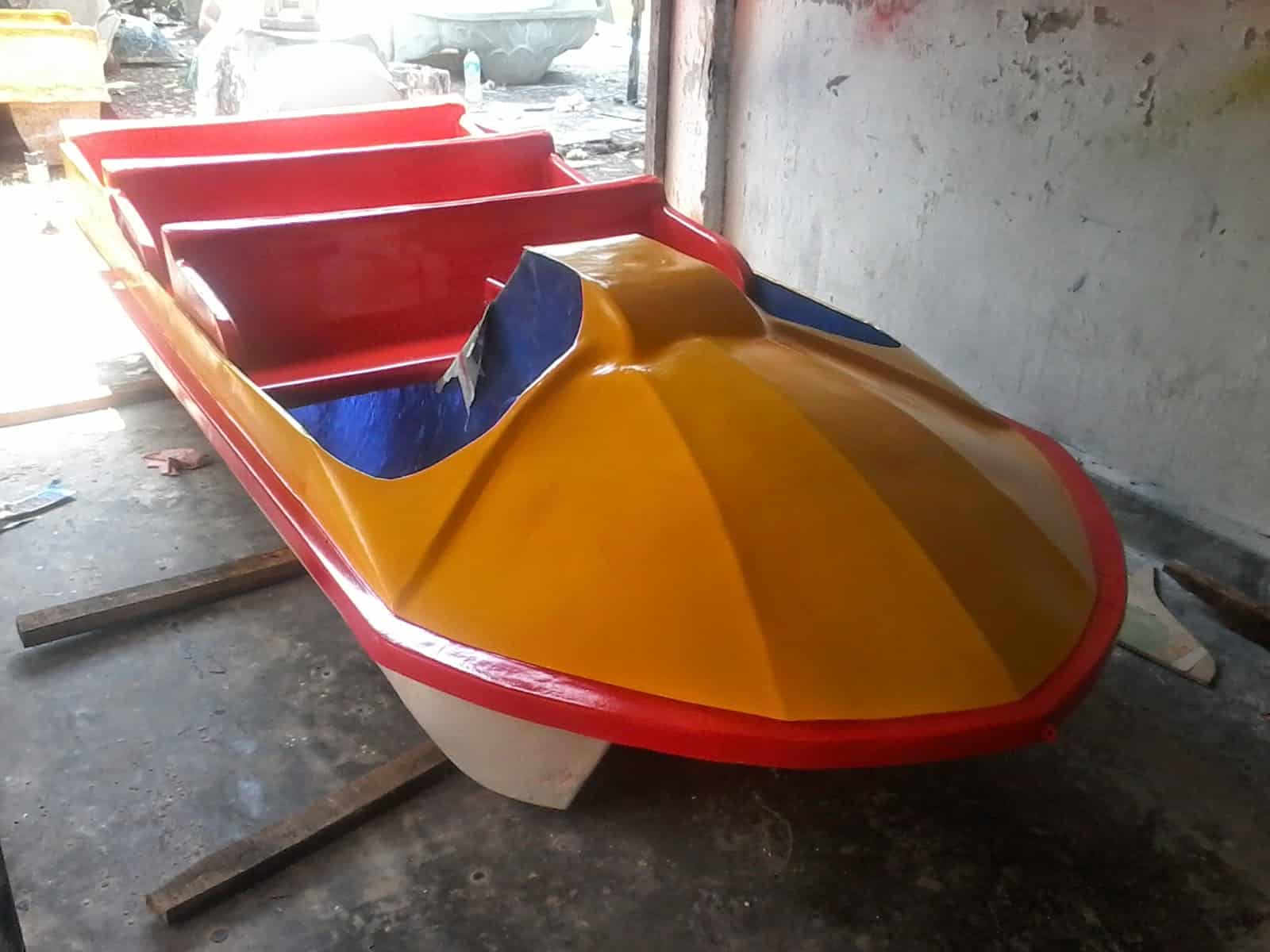 Sepeda Air Fiberglasss – Perahu Fiber (4 orang)